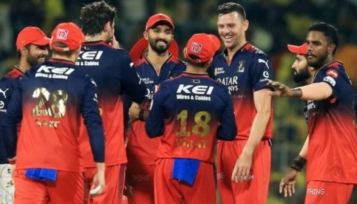 RCB को लगा बड़ा झटका... बीच IPL चोटिल हुआ खतरनाक बल्लेबाज़, इस खिलाड़ी ने किया रिप्लेस