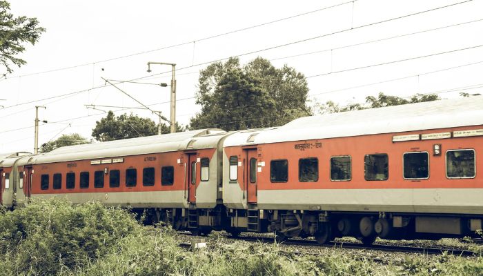 Indian Railway: ट्रेन Insurance में अगर आपने नहीं किया ये काम तो बिमा लेने में होगी परेशानी ...