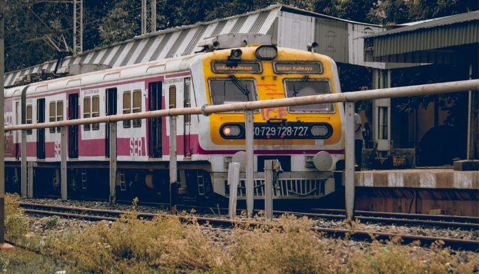 Indian Railway: ट्रेन में लें जा सकते है शराब की बोतल, लेकिन इन नियमों को मानना है जरुरी , वर्ना ...