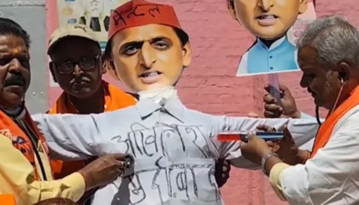 वाराणसी मे भाजपा कार्यकर्ताओं ने मानसिक चिकित्सालय के बाहर अखिलेश यादव के पुतले को लगाया इंजेक्शन