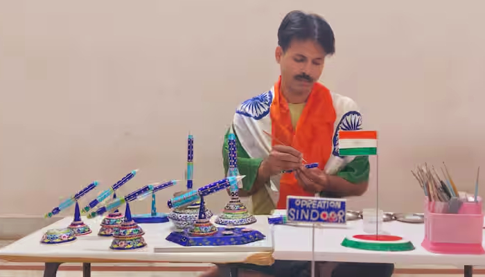 वाराणसी के शिल्पकार ने 'गुलाबी मीनाकारी' से बनाया ब्रह्मोस मिसाइल का मॉडल, देश भर मे बढ़ी डिमांड