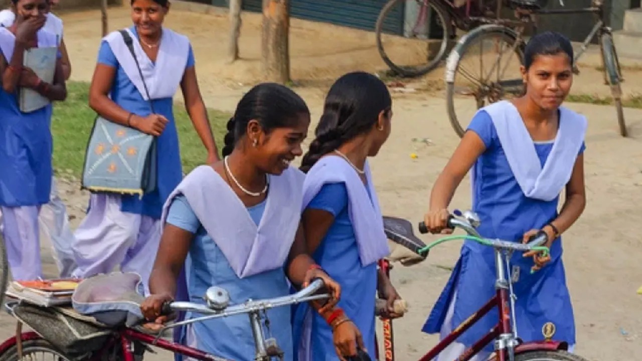 Balika Cycle Yojana: सरकार दें रही है लड़कियों को फ्री साइकिल, इस योजना से मिलेगा ऐसे लाभ
