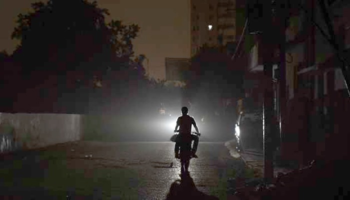 सोशल मीडिया पर रियाजुद्दीन ने देखा वीडियो... फिर रात को 9 बजते ही काट दी पूरे गांव की लाइट, हैरान कर देगी वजह!