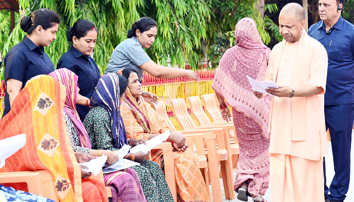 'चिंता मत करिए... दबंगों को सिखाएंगे सबक', जनता दर्शन में महिला की फरियाद सुन CM योगी ने तुरंत लिया एक्शन