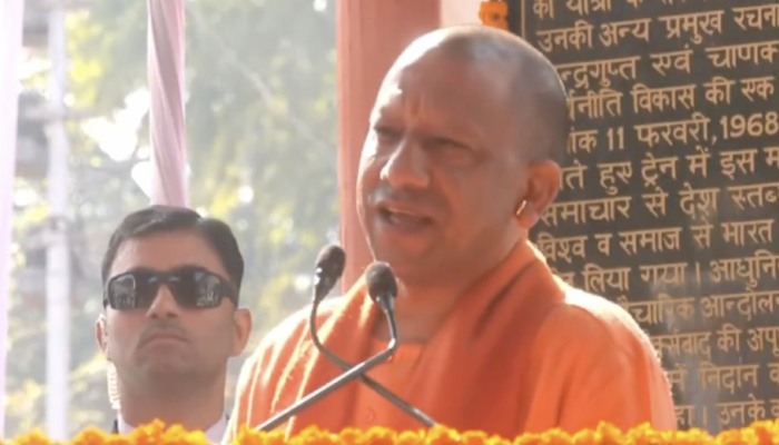 सीएम योगी ने साधा अखिलेश पर निशाना ,कहा -जीवन भर वीवीआईपी ट्रीटमेंट लेने वाले महाकुंभ को लेकर कर रहे दुष्प्रचार