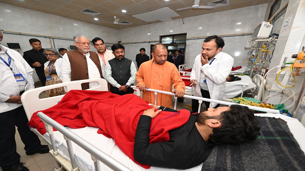 Prayagraj Accident : अस्पताल में मरीजों से मिले सीएम योगी, बोले "हर संभव मदद मिलेगी"