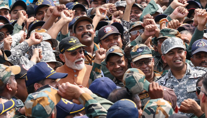 आदमपुर एयरबेस पहुंचे PM मोदी, जवानों का बढ़ाया जोश; पाकिस्तान ने इसी एयरबेस को उड़ाने का किया था झूठा दावा