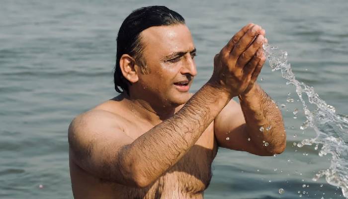 महाकुंभ में शामिल हुए सपा प्रमुख अखिलेश यादव, 11 बार लगाई आस्था की डुबकी