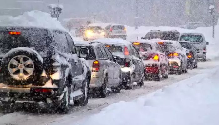 मनाली में भारी बर्फबारी के बीच पुलिस ने लाहौल आने वाले सैलानियों के लिए जारी की एडवाइजरी