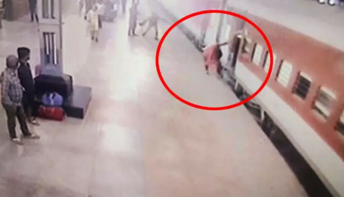 Bhopal में प्लेटफॉर्म और गाड़ी के बीच फंसी , RPF जवान की बहादुरी से बची महिला की जान