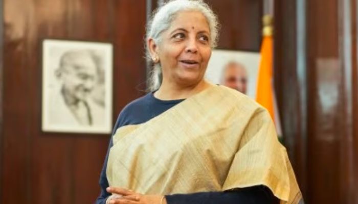 आठवीं बार पेश करेंगी वित्त मंत्री बजट, इस बार क्रीम रंग की साड़ी में दिखीं सीतारमण