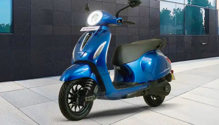 Bajaj का सस्ता और स्टाइलिश इलेक्ट्रिक स्कूटर लॉन्च, जानें रेंज और फीचर्स