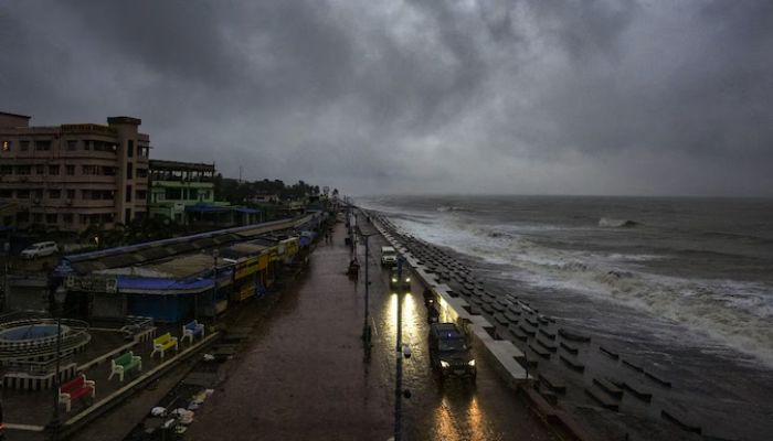 Cyclone Dana: चक्रवर्ती तूफ़ान की वजह से इन ट्रेनों को किया रद्द , सरकार ने जारी की एडवाइजरी