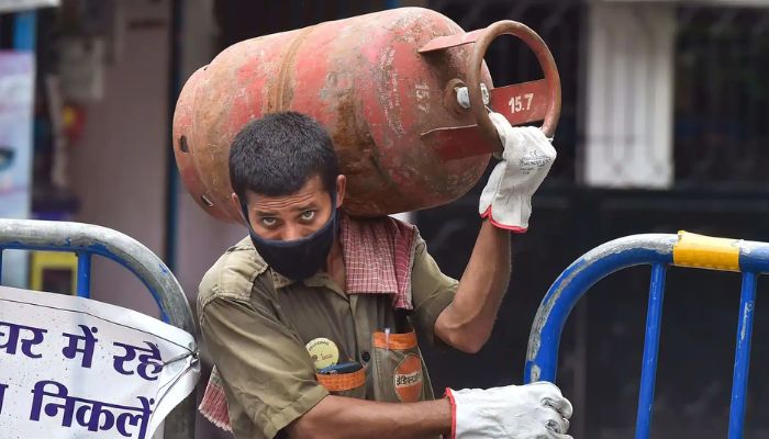 डिलीवरी बॉय ने ऊपर लाने से मना किया सिलेंडर? ये है नियम और आपका अधिकार
