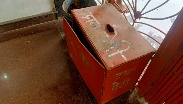 दानपेटी में गिरा मोबाइल, तो मंदिर ने लौटाने से किया इनकार! किसी दानपेटी में गिरे सामान की वापसी पर क्या कहता है कानून?