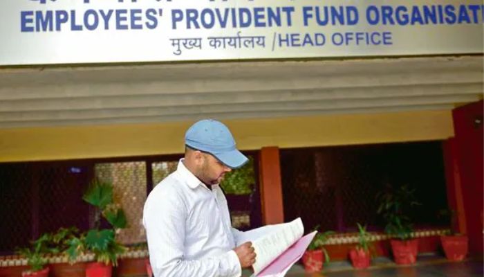 EPFO के करोड़ों सब्सक्राइबर को लगेगा तगड़ा झटका, इंटरेस्ट रेट में कटौती के आसार