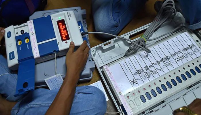 महाराष्ट्र में EVM मशीन खराब, मतदाताओं को भारी परेशानी का करना पड़ रहा है सामना