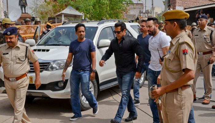 Salman Khan Security: धमकी के बाद गैलेक्सी अपार्टमेंट की बढ़ी सुरक्षा, सलमान के घर AK -47 के साथ तैनात हुई 30 पुलिस