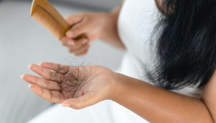 गर्मियों में क्यों झड़ते हैं ज़्यादा बाल? जानिए इससे बचने के आसान उपाय