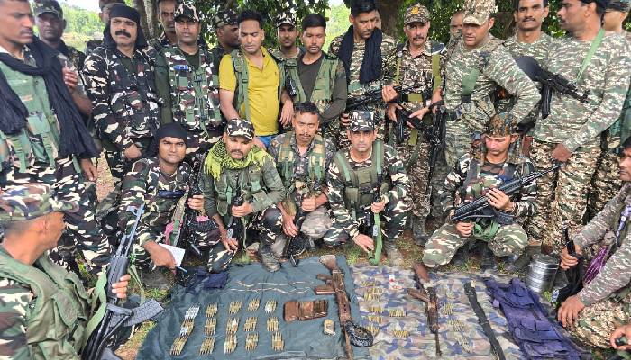 लातेहार में नक्सलियों के खिलाफ ऑपरेशन के दौरान सुरक्षाबलों को मिली बड़ी कामयाबी, आठ IED समेत मिला हथियारों का जखीरा