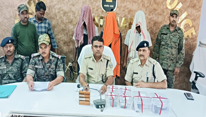 Jharkhand: मोस्ट वांटेड नक्सली चढ़े लातेहार पुलिस के हत्थे, बड़ी घटना को अंजाम देने की कर रहे थे तैयारी