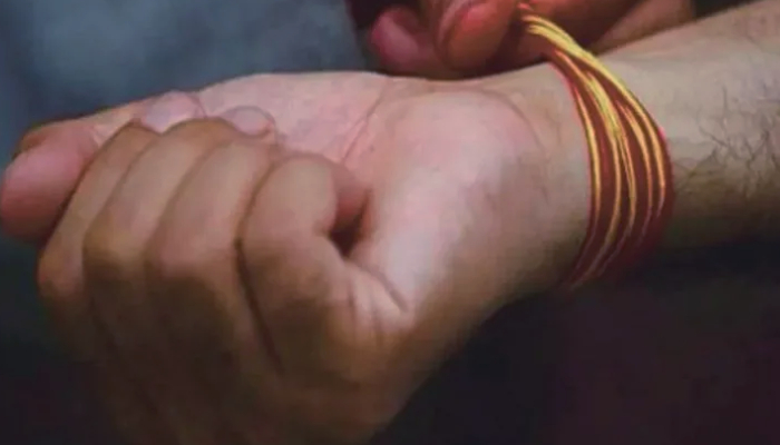 बांग्लादेश या पाकिस्तान में नहीं बल्कि इस देश में एक हिंदू छात्रा के हाथ से शिक्षक ने पहले कलावा काटाऔर फिर...