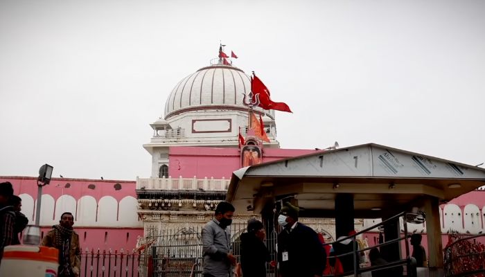 बीकानेर के करणी माता मंदिर में रहते हैं 25000 चूहे !