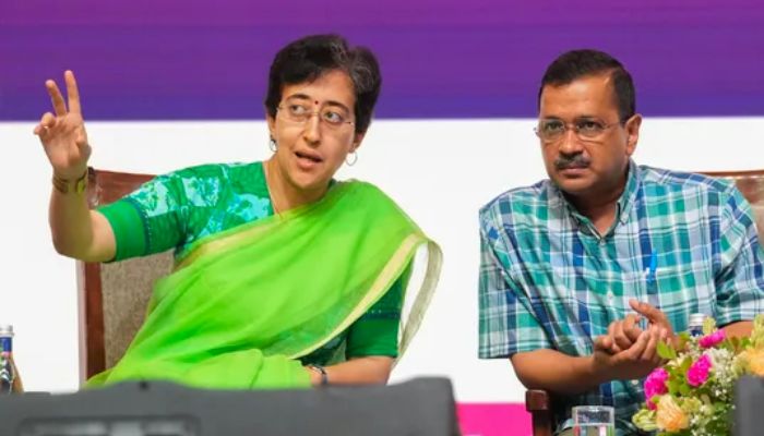 Mukhymantri Jay Bheema Yojana: केजरीवाल ने आतिशी के साथ मिलकर शुरू की मुख्यमंत्री जय भीम योजना