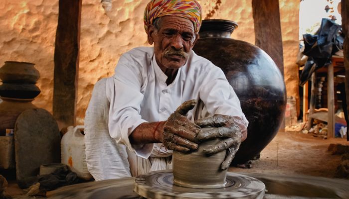 मिट्टी की कला से बदलें किस्मत: यूपी सरकार दे रही है 10 लाख तक की राशि, जानें आवेदन प्रक्रिया