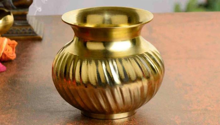 क्यों गिलास से नहीं, बल्कि लोटे से पीना चाहिए पानी? जानिए इसके फायदे