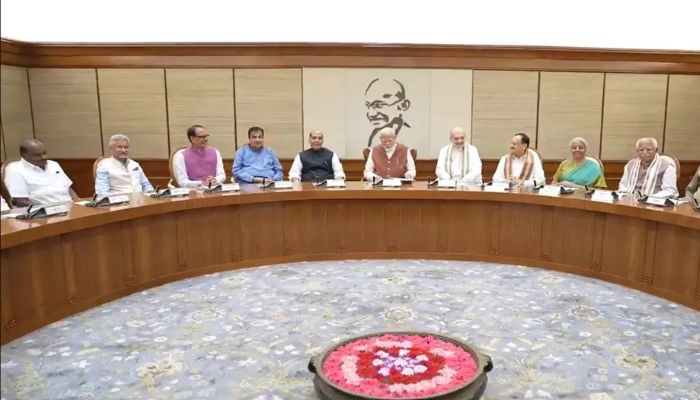 PM मोदी आवास पर 90 मिनट चली सीक्रेट मीटिंग, CCTV भी बंद, तो क्या अब कुछ बड़ा होने वाला है?