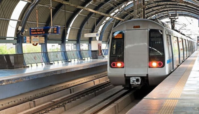 Metro: मेट्रो की कोच में कितनी है भीड़ इसका लगाएं पहले ही पता, DMRC लाई है एक नयी सुविधा