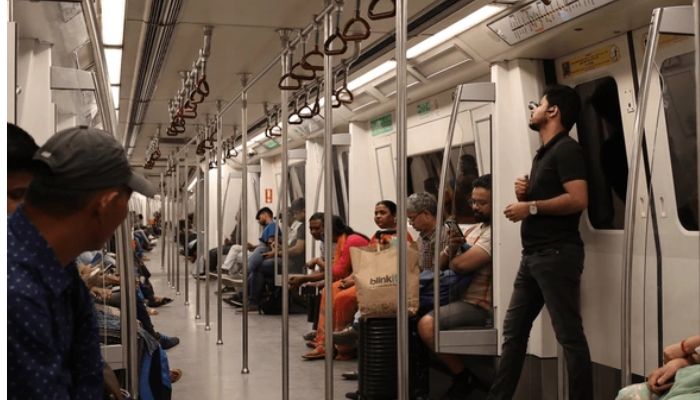 मेट्रो में तंबाकू चबाना और थूकना अब पड़ेगा भारी – फाइन से नहीं बचोगे!