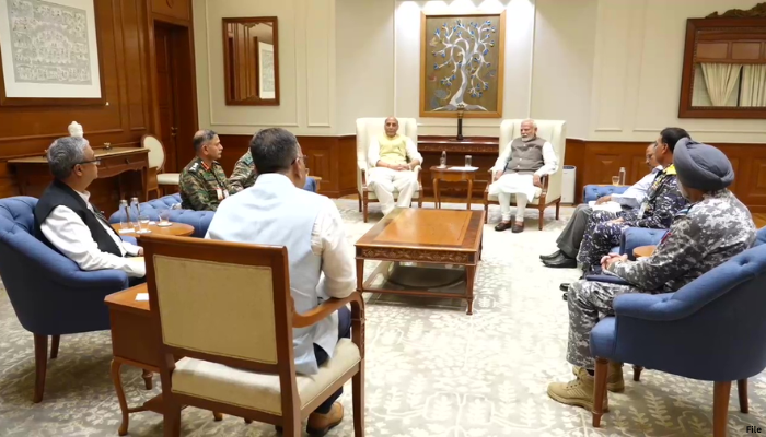 PM आवास पर तीनों सेना प्रमुखों, पूर्व सेना अध्यक्षों और रिटायर्ड सैनिकों के साथ पीएम मोदी की बड़ी बैठक, NSA डोभाल भी मौजूद
