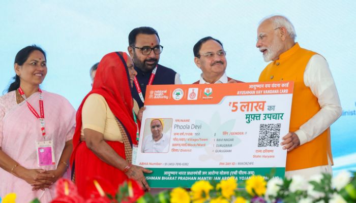 दिल्ली में मिलने लगा आयुष्मान कार्ड, सिर्फ 70 नहीं, अब 70+ बुजुर्गों को मिलेगा डबल फायदा