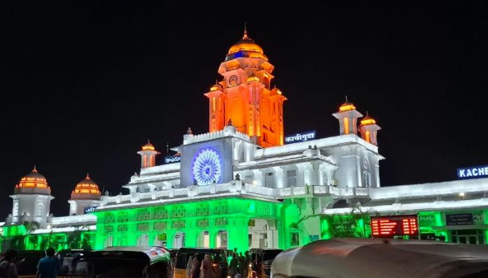 सेना के शौर्य को सलाम, वीर सैनिकों के सम्मान में जगमगाए देशभर के रेलवे स्टेशन, देखें खूबसूरत तस्वीरें