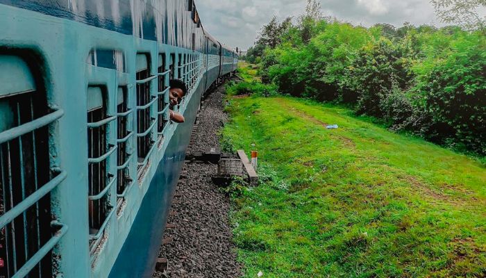 Indian Railway: रेलवे ने बनाएं कड़े नियम, अगर की ये गलती तो ट्रेन के बीच सफर से ही नीचे उतार दिए जाएंगे