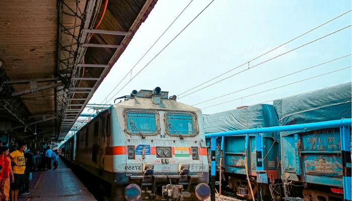अगर ट्रेन में 15 रुपये की जगह 20 रूपये में मिले पानी की बोतल, तो तुरंत करें यहां शिकायत