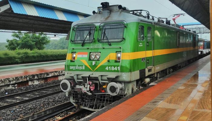 अब कन्फर्म टिकट करना हुआ और भी आसान, IRCTC की नई बोट तकनीक से चुटकियों में होगा बुक