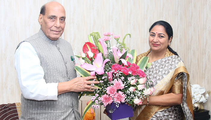 दिल्ली की मुख्यमंत्री बनने के बाद रक्षा मंत्री राजनाथ सिंह से मिलीं रेखा गुप्ता