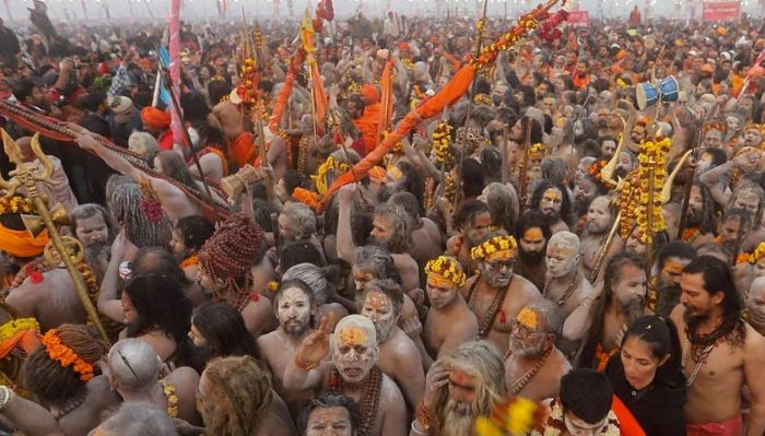 महाकुंभ में त्रिवेणी तट पर नागा साधु बने आकर्षण का केंद्र, महिला नागा संन्यासियों की भी बड़ी संख्या मौजूद