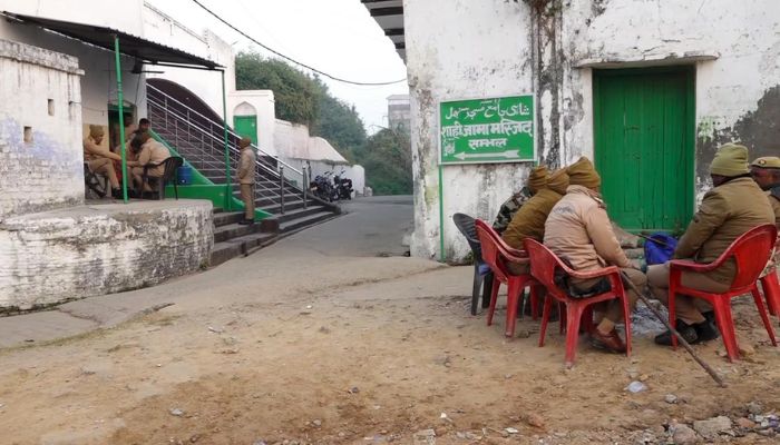 सपा सांसदों को संभल में जाने से पुलिस वालो ने रोका, यूपी-दिल्ली बॉर्डर पर सुरक्षा के कड़े इंतजाम