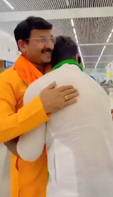 एयरपोर्ट पर खेसारी लाल यादव ने छुए मनोज तिवारी के पैर