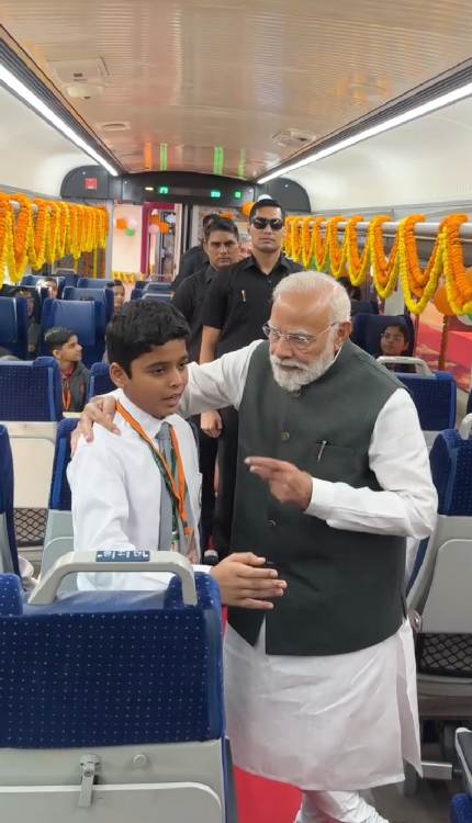 कंधे पर हाथ, चेहरे पर मुस्कान, बच्चे की कविता सुन खुश हुए PM मोदी