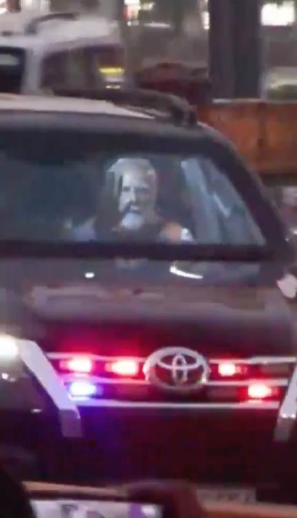 बनारस पहुंचने पर प्रधानमंत्री नरेंद्र मोदी का हुआ भव्य स्वागत