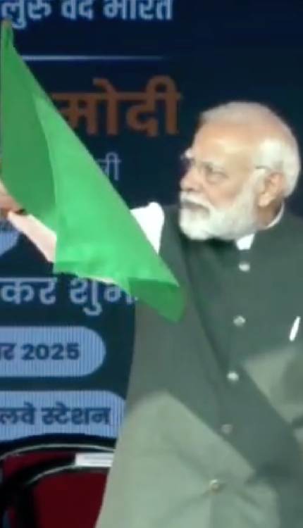 PM मोदी ने काशी से 4 वंदेभारत एक्सप्रेस को दिखाई हरी झंडी