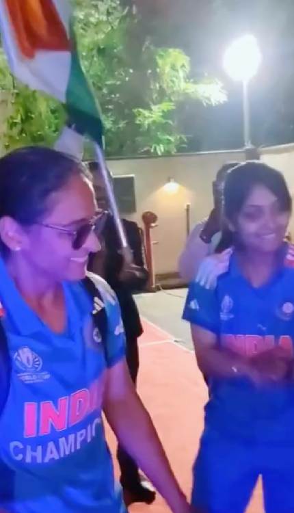 नन्हे फैन ने ढोल बजाकर किया हरमनप्रीत और हरलीन का जबरदस्त स्वागत