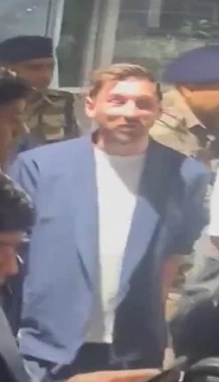 भारत पहुंचे लियोनल मेसी, कोलकाता एयरपोर्ट पर हजारों फैंस ने किया जबरदस्त स्वागत