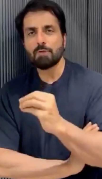 इंडिगो Airline के स्टाफ़ के समर्थन में आए सोनू सूद