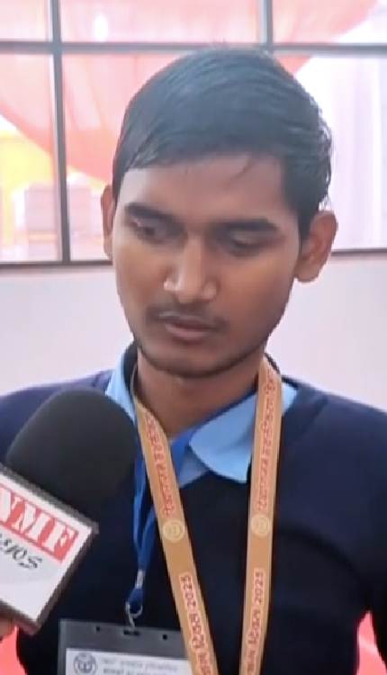 दिव्यांग हैं तो क्या हुआ जज्बा कम नहीं है... आर्मी में नहीं जा सकते हैं लेकिन IAS अफसर बनने का है सपना!